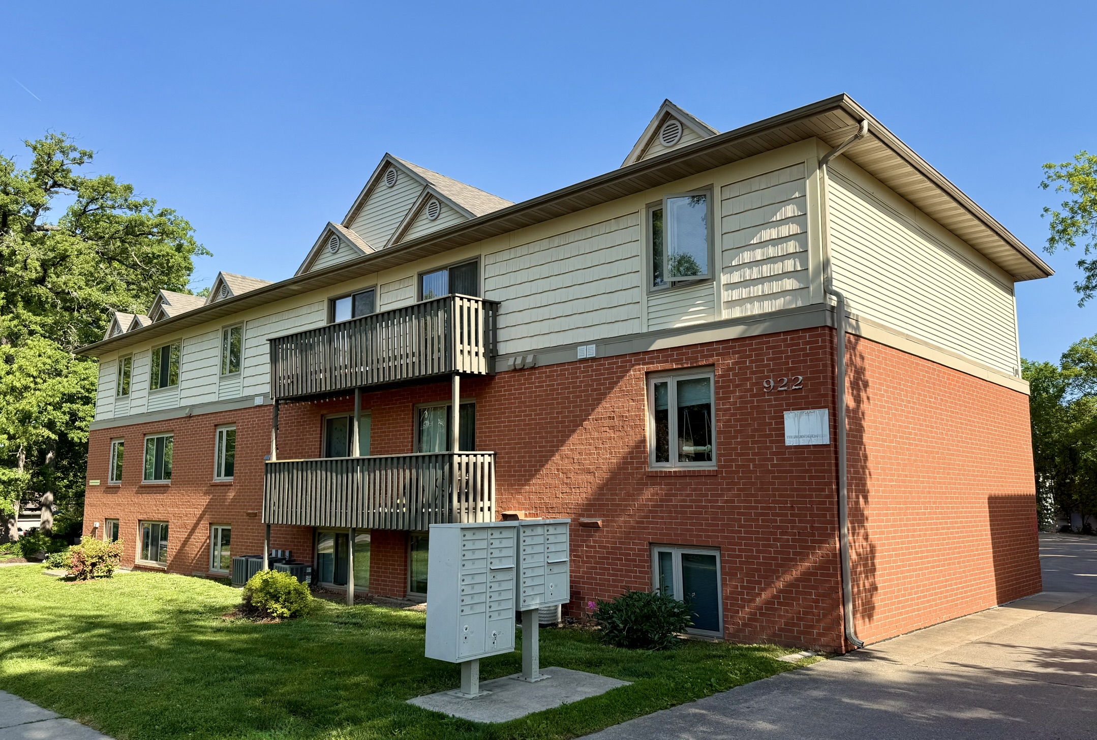 922 E College Street – 1.1